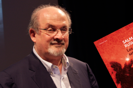Salman Rushdie fue atacado el 12 de agosto del 2022 antes de una conferencia.