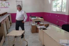 Marcos y Mario, los dos únicos empleados de la oficina de Correos del centro, realizaron una manifestación pacífica para exigir mejores condiciones laborales.