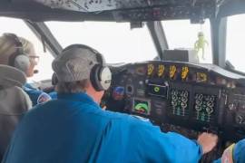 Los pasajeros salieron despedidos hacia arriba con violencia, y el camarógrafo casi golpeó su cámara contra el techo, antes de que el avión volviera a estabilizarse.