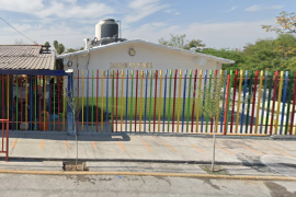 Maestras y maestros expresaron su respaldo al docente investigado durante la protesta.