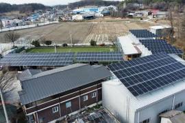 Los ingresos generados por la energía solar financian las comidas, un servicio de transporte para personas mayores, una cancha de ping-pong y actividades culturales.