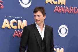 A Ashton Kutcher se le empieza a caer el cabello