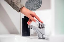 Abrir la llave también es una decisión: pequeños hábitos que influyen en el consumo diario de agua en casa.