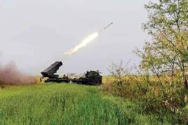 Imagen proveída por el Ejército ucraniano muestra una batería de lanzacohetes activada este martes.
