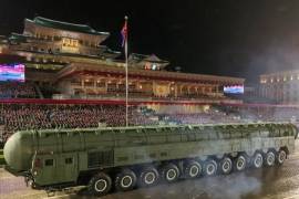 Corea del Norte muestra un nuevo misil balístico intercontinental durante un desfile militar en Pyongyang, el 10 de octubre de 2025.