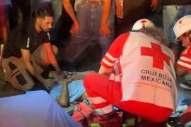 Paramédicos de la Cruz Roja brindaron atención a los dos menores antes de trasladarlos a distintos hospitales de Saltillo.