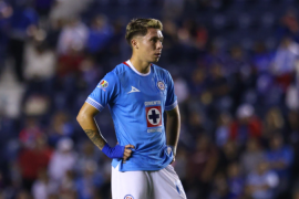 Rodrigo Huescas en un partido reciente con Cruz Azul, antes de la controversia por la rescisión de su contrato.