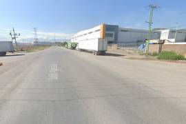 El tramo a ampliarse se ubica en Ramos Arizpe, a pocos metros de la entrada principal de la planta de General Motors, y presenta daños en el pavimento por el constante tránsito de vehículos de carga.