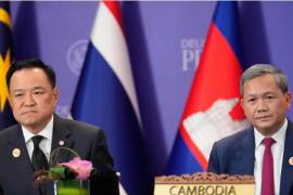 El primer ministro camboyano, Hun Manet, y el primer ministro tailandés, Anutin Charnvirakul, en la Cumbre de la ASEAN el 26 de octubre de 2025.