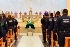 Compañeros, familiares y autoridades despidieron con honores a la oficial Aniela Elizabeth Navarro González durante una emotiva ceremonia en Torreón.