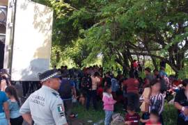Elementos de Guardia Nacional (GN), en coordinación con el Instituto Nacional de Migración (INM), rescataron en Veracruz a 148 personas migrantes de Centroamérica, que viajaban dentro de un tractocamión.