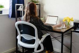 Una silla ergonómica es ideal para largas jornadas.