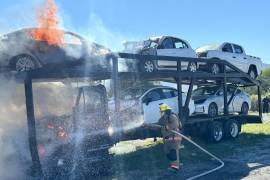 Bomberos de Arteaga realizaron maniobras de sofocación durante varios minutos para evitar que las llamas se extendieran por completo a la carga que transportaba el tractocamión.