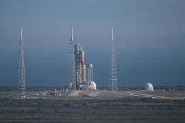 El cohete del Sistema de Lanzamiento Espacial (SLS) y la nave espacial Orion (arriba) de la misión Artemis II en el Edificio de Ensamblaje de Vehículos en el Centro Espacial Kennedy en Cabo Cañaveral.