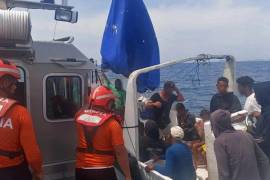Las personas fueron atendidas por personal naval y reportadas en condiciones estables de salud.