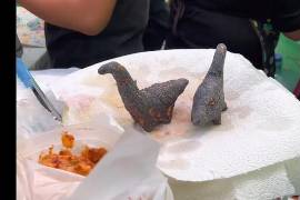 Con su peculiar forma de dinosaurio y maíz azul, este antojito se ha convertido en un símbolo de la gastronomía saltillense.