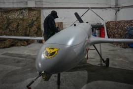 Un miembro de la inteligencia de defensa de Ucrania prepara un dron unidireccional An-196 Liutyi (Fiero) contra Rusia en un lugar no revelado de Ucrania.