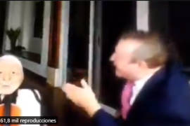 Gilberto Lozano le grita a maniquí de AMLO en un perturbador video; internautas le sugieren un psiquiatra