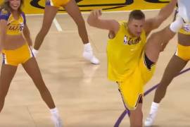 Rob Gronkowski ya se olvidó por completo de la NFL...¡ahora es porrista de los Lakers!