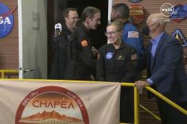 Los miembros de la tripulación de la primera misión CHAPEA, Kelly Haston (d), Ross Brockwell (c) Nathan Jones (i), y Anca Selariu, que no aparece en la foto en el Centro Espacial Johnson en Houston, Texas.