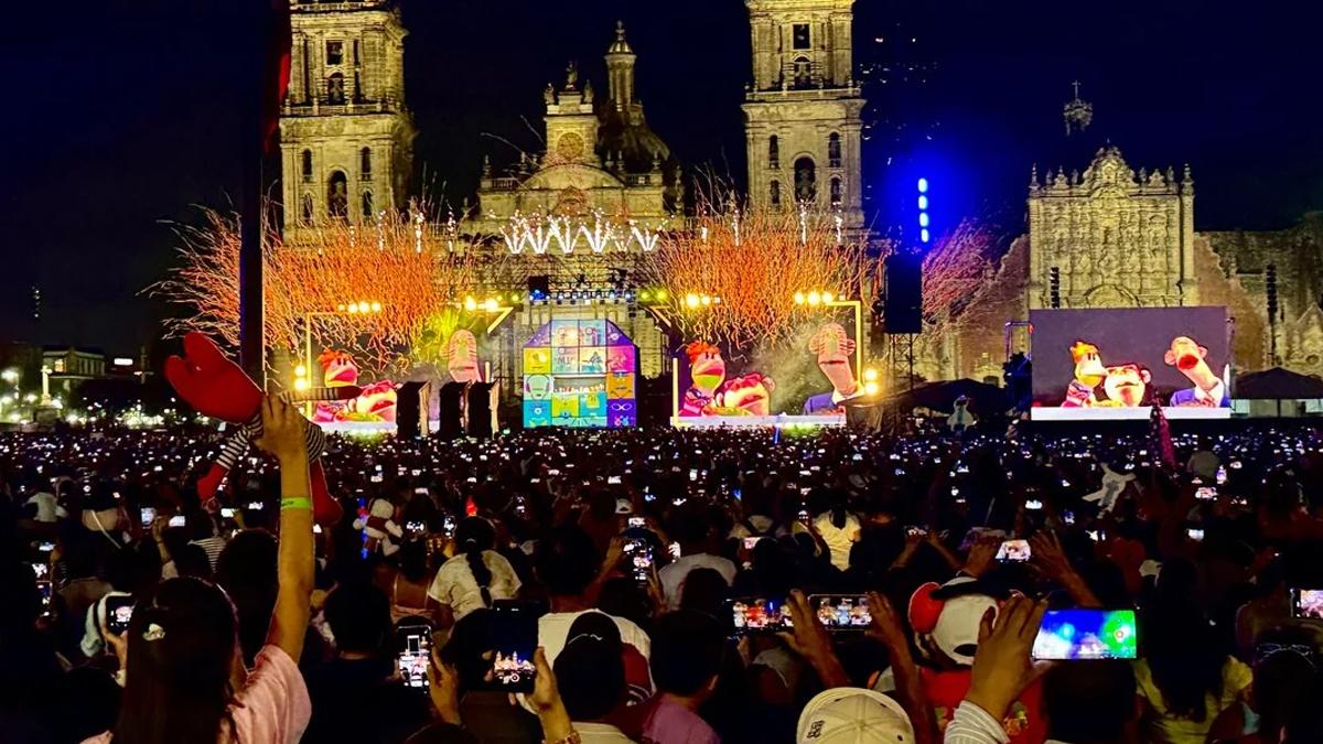 31 Minutos rinde homenaje a Juan Gabriel ante 200 mil personas en el Zócalo de la CDMX