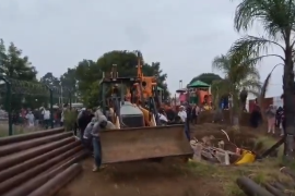 Pobladores retiran maquinara de extracción de agua en el Parque Pavigi, Puebla.