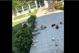 Fotografías difundidas por la parroquia muestran jardineras destrozadas, flores esparcidas y jarrones rotos tras los hechos.