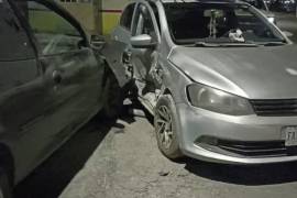 No hubo personas lesionadas; únicamente se registraron daños materiales en ambos vehículos.