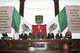 Luis Cresencio Sandoval, secretario de la Defensa Nacional, estuvo presente en la sesión solemne de ayer en el Congreso de Coahuila para inscribir en letras doradas la leyenda “2023, Bicentenario del Heroico Colegio Militar”.