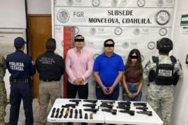 Los tres detenidos fueron puestos a disposición del Ministerio Público Federal, mientras continúan las investigaciones sobre el origen y posible destino del armamento decomisado.