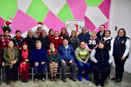 La presidenta del DIF Saltillo visita la colonia ISSSTE para compartir momentos con grupos de adultos mayores.