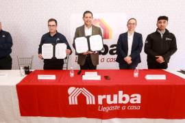Autoridades universitarias y representantes de la desarrolladora formalizaron el acuerdo que permitirá a jóvenes de Arquitectura realizar prácticas profesionales dentro del sector de la vivienda.