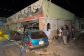 El Chevy terminó incrustado contra la fachada de una mueblería en el cruce de Presidente Lázaro Cárdenas y Lucio Blanco tras el fuerte accidente.