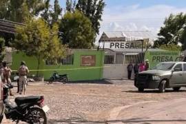 Varios individuos con armas largas les dispararon desde diversas direcciones mientras las personas gritaban aterrorizadas.