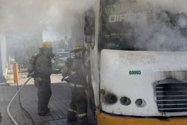 El incendio dejó únicamente daños materiales en el camión; no se reportaron personas lesionadas.