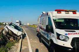 A pesar de los daños que presentó el automóvil, el conductor no requirió traslado a un hospital y permaneció en el sitio tras ser valorado por paramédicos.