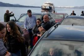 La gente espera la llegada de un ferry regular al puerto de El Pireo en Atenas, luego de que un aumento en la actividad sísmica generara preocupaciones sobre un terremoto potencialmente poderoso en Santorini, sur de Grecia, el lunes 3 de febrero de 2025.