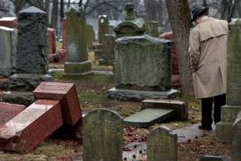 Vándalos derriban lápidas en cementerio judío en Missouri