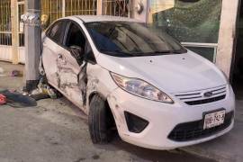 El Ford Fiesta quedó destrozado tras ser impactado por un conductor que huyó del lugar.