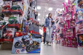 Difícil tarea tienen los padres de familia a la hora de elegir los regalos para sus hijos para esta Navidad.