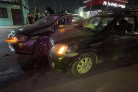 El intento de retorno sin precaución por parte del conductor de un Chevrolet Corsa provocó un choque contra un Volkswagen Vento sobre el bulevar Solidaridad, dejando daños materiales.