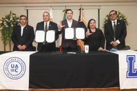 El rector de la UAdeC, Octavio Pimentel Martínez, y el presidente del Club de Leones de Saltillo, Jesús Villarreal Reyna, durante la firma del convenio de colaboración en la Facultad de Ciencias Químicas.