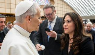El Papa León XIV con María Montserrat Alvarado, nueva prefecta del dicasterio de Comunicación, en el Vaticano el 12 de mayo de 2025.