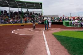 El alcalde Fernando Orozco y el gobernador participaron en el tradicional lanzamiento de la primera bola, marcando la apertura oficial del campo.