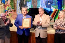 José Luis Ulloa recibe un galardón más por su fructífera carrera musical