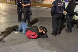 El motociclista quedó tendido sobre el pavimento tras el impacto en el cruce.