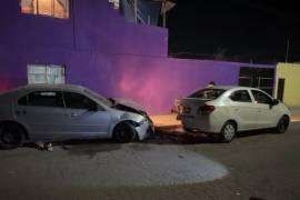 El vehículo Mercury fue localizado abandonado tras impactarse contra un auto estacionado en la colonia Tierra y Libertad.