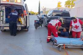 Paramédicos de Cruz Roja atendieron a la pareja y la trasladaron a un centro de salud.