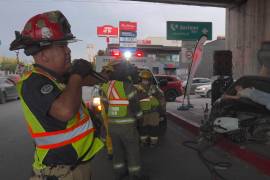 Autoridades municipales recrearon un accidente fatal de motocicleta para alertar a jóvenes sobre los riesgos al conducir.