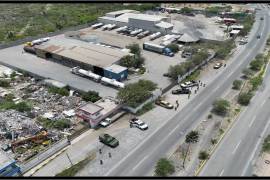 Sedena, Guardia Nacional, FGR y Pemex aseguraron 111 mil litros de hidrocarburo, tractocamiones y autotanques en un inmueble de Escobedo.